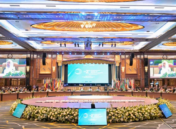 El Primer Ministro de Malasia, Dato’ Seri Anwar Ibrahim, y Su Excelencia el Sheij Dr. Mohammed Al-Issa , Secretario General y Presidente del Consejo de Ulemas, inauguraron la segunda Cumbre Internacional de Líderes Religiosos