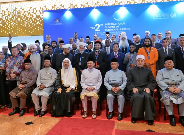 El Primer Ministro de Malasia, Dato’ Seri Anwar Ibrahim, y Su Excelencia el Sheij Dr. Mohammed Al-Issa , Secretario General y Presidente del Consejo de Ulemas, inauguraron la segunda Cumbre Internacional de Líderes Religiosos