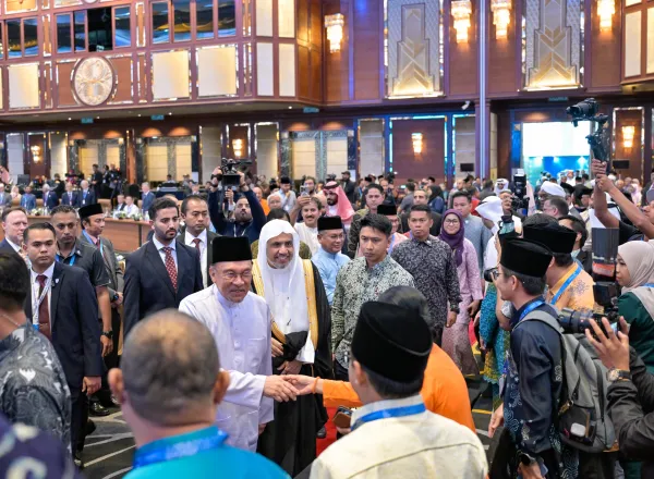 El Primer Ministro de Malasia, Dato’ Seri Anwar Ibrahim, y Su Excelencia el Sheij Dr. Mohammed Al-Issa , Secretario General y Presidente del Consejo de Ulemas, inauguraron la segunda Cumbre Internacional de Líderes Religiosos