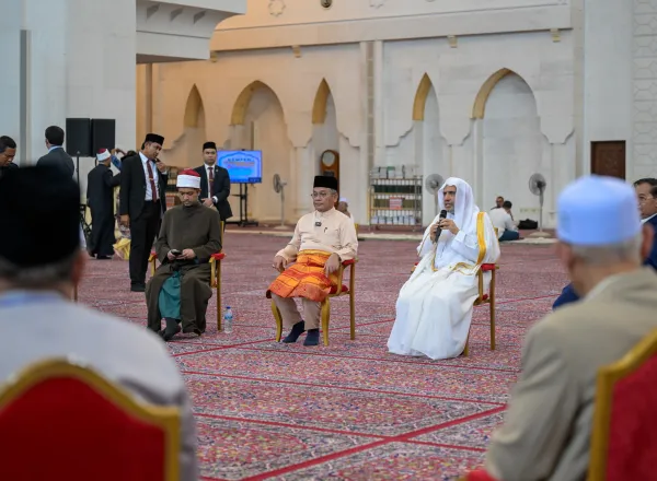ملائیشیا کے دار الحکومت کوالالمپور کی سب سے بڑی جامع مسجد میں خطبۂ جمعہ اور نماز سے فراغت کے بعد: