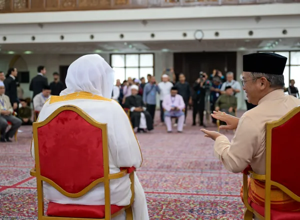 ملائیشیا کے دار الحکومت کوالالمپور کی سب سے بڑی جامع مسجد میں خطبۂ جمعہ اور نماز سے فراغت کے بعد: