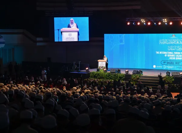 La Ligue islamique mondiale a conclu le forum par la remise des diplômes de la première promotion du programme « Certificat d’accréditation  coranique », qui a réuni une élite de mémorisateurs et mémorisatrices du Livre d’Allah ayant obtenu l’ijâzah avec une chaîne de transmission ininterrompue jusqu’aux imams des lectures coraniques