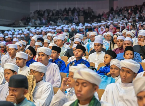 La Ligue islamique mondiale a conclu le forum par la remise des diplômes de la première promotion du programme « Certificat d’accréditation  coranique », qui a réuni une élite de mémorisateurs et mémorisatrices du Livre d’Allah ayant obtenu l’ijâzah avec une chaîne de transmission ininterrompue jusqu’aux imams des lectures coraniques