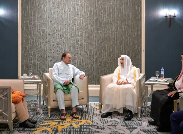 Dato’ Seri Anwar Ibrahim, a reçu au palais présidentiel dans la capitale malaisienne Kuala Lumpur, le Secrétaire général, Président de la L’Organisation des savants musulmans, cheikh Mohammed Al-Issa.