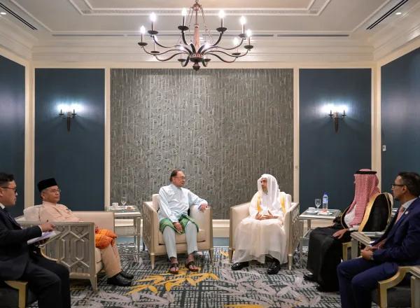 Dato’ Seri Anwar Ibrahim, a reçu au palais présidentiel dans la capitale malaisienne Kuala Lumpur, le Secrétaire général, Président de la L’Organisation des savants musulmans, cheikh Mohammed Al-Issa.