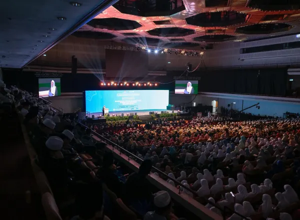 El Secretario General de la Liga del Mundo Islámico ha concluido el Foro Mundial de Certificaciones Coránicas y de Homenaje a los Recitadores de los países de la ASEAN