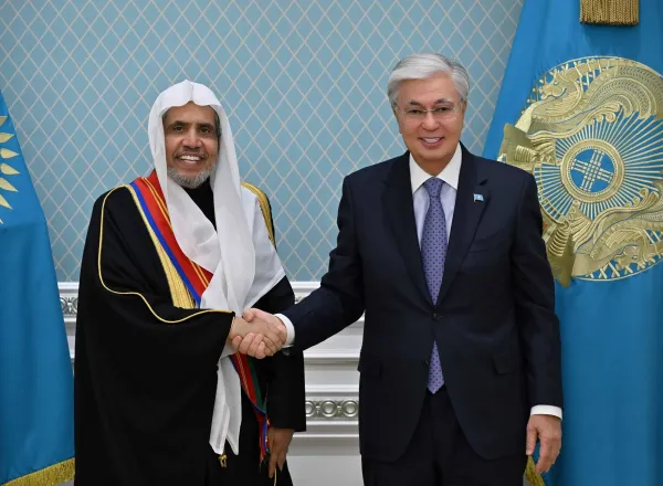 Le président du Kazakhstan décerne la plus haute distinction de la République au Secrétaire général de la Ligue Islamique Mondiale