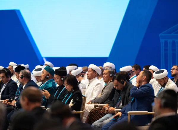 Le Secrétaire général de la Ligue islamique mondiale, Président de l’Organisation des savants musulmans, le cheikh Mohammed Al-Issa s’adressant aux participants de la séance inaugurale du « Sommet mondial des religions »