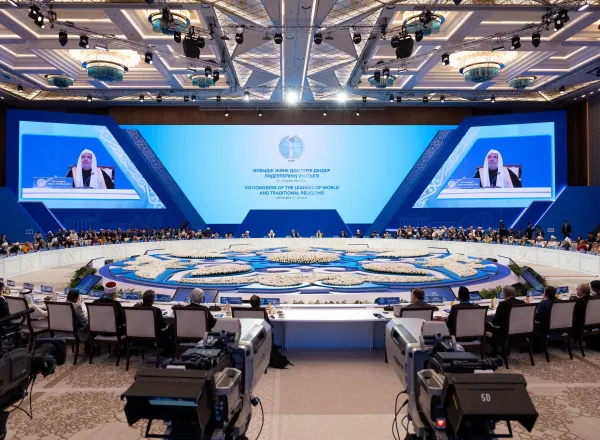 Le Secrétaire général de la Ligue islamique mondiale, Président de l’Organisation des savants musulmans, le cheikh Mohammed Al-Issa s’adressant aux participants de la séance inaugurale du « Sommet mondial des religions »