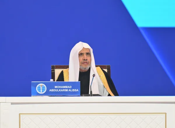 Le Secrétaire général de la Ligue islamique mondiale, Président de l’Organisation des savants musulmans, le cheikh Mohammed Al-Issa s’adressant aux participants de la séance inaugurale du « Sommet mondial des religions »