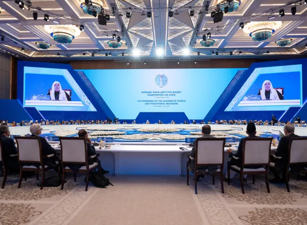 Le Secrétaire général de la Ligue islamique mondiale, Président de l’Organisation des savants musulmans, le cheikh Mohammed Al-Issa s’adressant aux participants de la séance inaugurale du « Sommet mondial des religions »