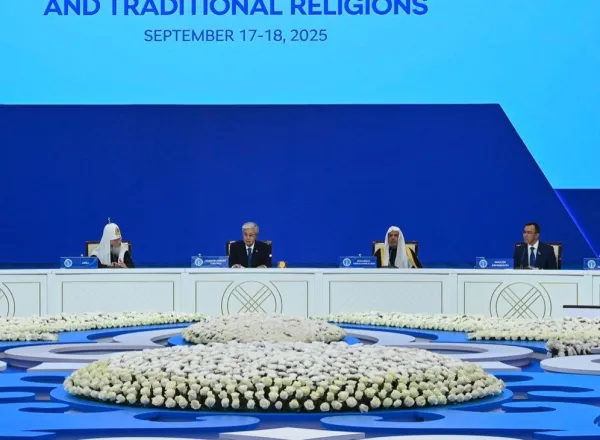 Le Secrétaire général de la Ligue islamique mondiale, Président de l’Organisation des savants musulmans, le cheikh Mohammed Al-Issa s’adressant aux participants de la séance inaugurale du « Sommet mondial des religions »