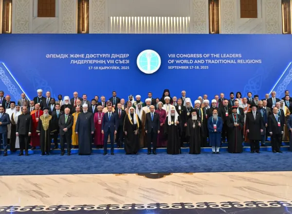 Le Secrétaire général de la Ligue islamique mondiale, Président de l’Organisation des savants musulmans, le cheikh Mohammed Al-Issa s’adressant aux participants de la séance inaugurale du « Sommet mondial des religions »