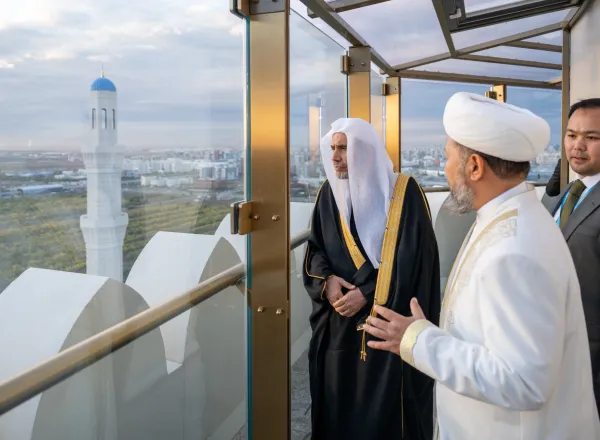 Le Secrétaire général de la Ligue islamique mondiale, Président de l’Organisation des savants musulmans, cheikh Mohammed Al-Issa a visité la grande mosquée d’Astana où il a suivi une présentation à son sujet donnée par le grand mufti  cheikh Nourzbay Haji