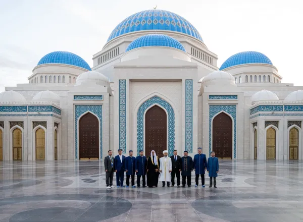 Le Secrétaire général de la Ligue islamique mondiale, Président de l’Organisation des savants musulmans, cheikh Mohammed Al-Issa a visité la grande mosquée d’Astana où il a suivi une présentation à son sujet donnée par le grand mufti  cheikh Nourzbay Haji