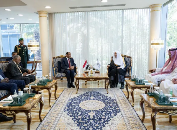 El Secretario General de la Liga del Mundo Islámico, Presidente del Consejo de Ulemas, Mohammed Al-Issa, recibió en la sede de la Liga en Riad al Primer Ministro de la República del Sudán, el Sr. Kamel Idriss.
