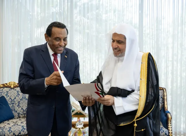 El Secretario General de la Liga del Mundo Islámico, Presidente del Consejo de Ulemas, Mohammed Al-Issa, recibió en la sede de la Liga en Riad al Primer Ministro de la República del Sudán, el Sr. Kamel Idriss.