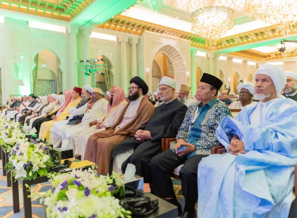 La Charte Mecque, signée par les muftis et les oulémas de la communauté islamique issus de diverses écoles et approuvée par les États membres de l’Organisation de la coopération islamique (OCI), est considérée comme la deuxième charte de ce genre dans l’histoire de l’Islam, après la Charte de Médine signée par notre Prophète Mohamed (paix sur lui)