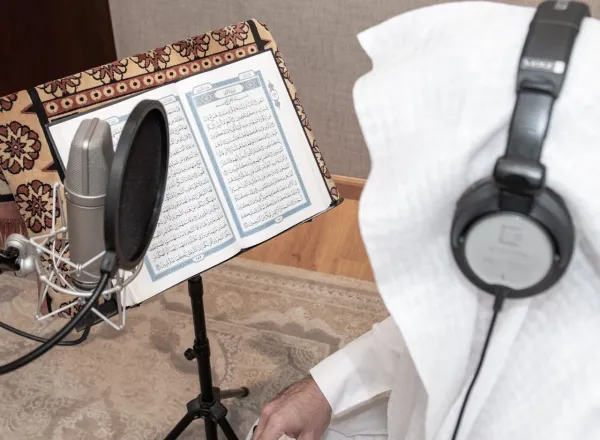 Le Coran virtuel mis à disposition par la Ligue islamique mondiale, dont la première édition mondiale a été lancée par le Secrétaire général cheikh Mohammed Al-Issa