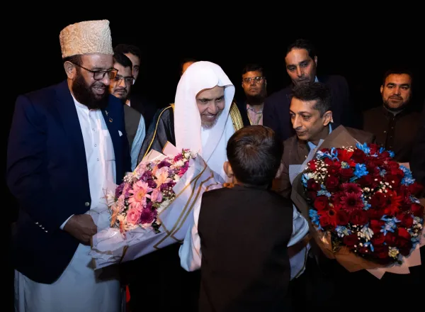 ‏مساء اليوم: ‏وصل معالي الأمين العام لرابطة العالم الإسلامي، رئيس هيئة علماء المسلمين، فضيلة الشيخ د. ⁧‫محمد العيسى‬⁩ ‬⁩، إلى العاصمة الباكستانية "إسلام آباد"، حيث سيعقد عددًا من اللقاءات الحكومية، مع لقاءات وخطابات في البرلمان، ومجلس الشيوخ، والمحكمة العليا، إضافةً إلى افتتاح الملتقى الثاني لعلماء باكستان بعنوان: "تنسيق المواقف ووحدة الكلمة". ‏ وكان في استقبال فضيلته عددٌ من كبار العلماء والشخصيات الوزاريّة والبرلمانيّة.