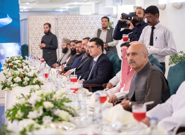 Les éminents oulémas de la République islamique du Pakistan ont offert un dîner en l’honneur du Secrétaire général de la Ligue islamique mondiale, Président de l’Organisation des savants musulmans, Cheikh Mohammed Alissa à l’occasion de sa visite dans la capitale, Islamabad. Un certain nombre de hautes personnalités ministérielles, parlementaires et diplomatiques ont été conviées à cet événement.