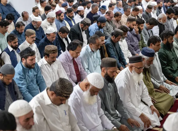 ‏معالي الأمين العام، رئيس هيئة علماء المسلمين، فضيلة الشيخ د.⁧‫محمد العيسى‬⁩ ⁦‬⁩، يخطُب الجمعةَ من على منبر جامع: "البرلمان"، و"مجلس الشيوخ"، بحضور الأعضاء، وحُكَّام بعض الولايات وعددٍ من الوزراءِ، وجمعٍ من المصلين