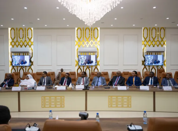 Le Premier ministre de la République du Soudan, le professeur Kamil Idriss, s’est entretenu avec, cheikh Mohammed Alissa en présence des membres du Conseil des ministres et des principaux conseillers du gouvernement.