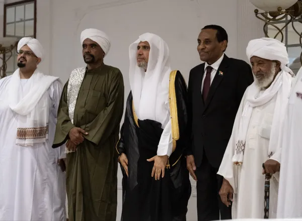 Le Secrétaire Général de la Ligue islamique mondiale, Président de l’Organisation des savants musulmans, cheikh Mohammed Alissa , a rencontré une délégation de oulémas de la République du Soudan.