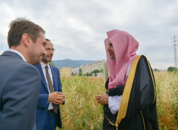 Le SG de la LIM avec le maire d’une commune de Florence visitant un terrain où doit être construit un centre culturel international