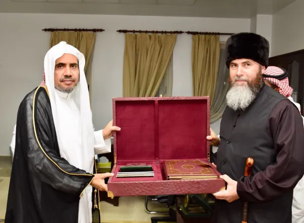 Le SG, Cheikh Al-Issa signant à La Mecque avec le Mufti de Tchétchénie, Cheikh Salah Mezhiev, un accord de collaboration dans divers domaines suite à un entretien ayant porté sur des sujets d’intérêt commun