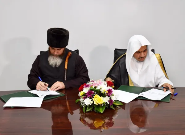 Le SG, Cheikh Al-Issa signant à La Mecque avec le Mufti de Tchétchénie, Cheikh Salah Mezhiev, un accord de collaboration dans divers domaines suite à un entretien ayant porté sur des sujets d’intérêt commun