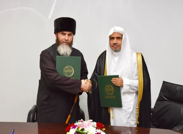 Le SG, Cheikh Al-Issa signant à La Mecque avec le Mufti de Tchétchénie, Cheikh Salah Mezhiev, un accord de collaboration dans divers domaines suite à un entretien ayant porté sur des sujets d’intérêt commun