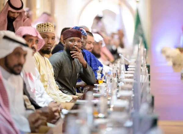 Lancement des premières activités célébrant la Journée mondiale de la langue arabe, organisées par le Centre mondial du Roi Salman pour la langue arabe et par la Ligue islamique mondiale, au siège de la Ligue à La Mecque