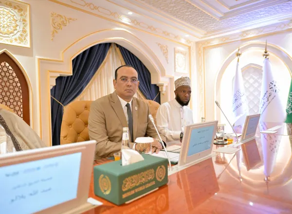 Lancement des premières activités célébrant la Journée mondiale de la langue arabe, organisées par le Centre mondial du Roi Salman pour la langue arabe et par la Ligue islamique mondiale, au siège de la Ligue à La Mecque