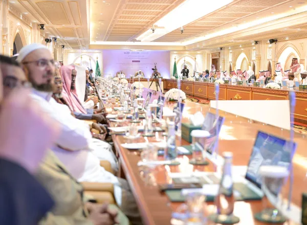 Lancement des premières activités célébrant la Journée mondiale de la langue arabe, organisées par le Centre mondial du Roi Salman pour la langue arabe et par la Ligue islamique mondiale, au siège de la Ligue à La Mecque