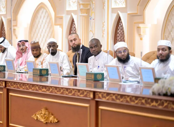 Lancement des premières activités célébrant la Journée mondiale de la langue arabe, organisées par le Centre mondial du Roi Salman pour la langue arabe et par la Ligue islamique mondiale, au siège de la Ligue à La Mecque