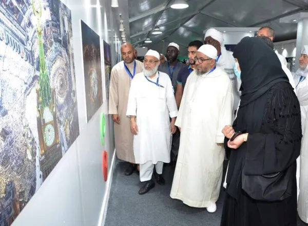 Les invités de la Ligue visitant le camp de la fondation "Misk" à Mina