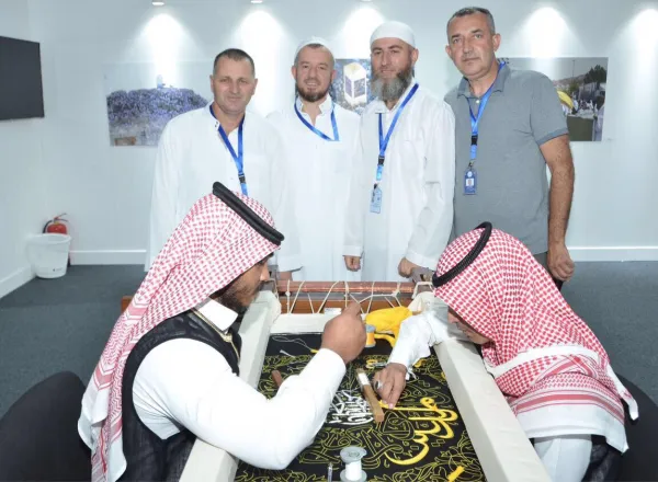 Les invités de la Ligue visitant le camp de la fondation "Misk" à Mina