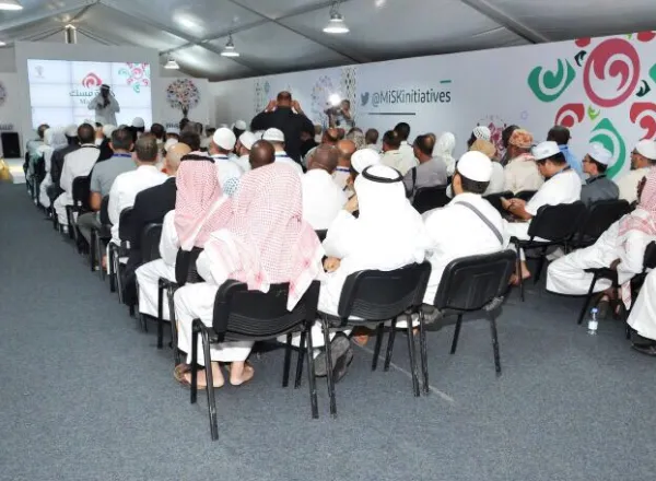 Les invités de la Ligue visitant le camp de la fondation "Misk" à Mina
