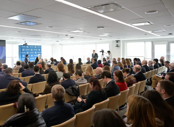 Mohammed Alissa donne une conférence à l’Université George Washington sur « la haine et les valeurs de l’Islam envers les adeptes des différentes races et religions.