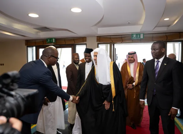 معالي الأمين العام، رئيس هيئة علماء المسلمين، الشيخ د.⁧‫محمد العيسى‬⁩‬⁩، يصل إلى العاصمة الرواندية "كيغالي"