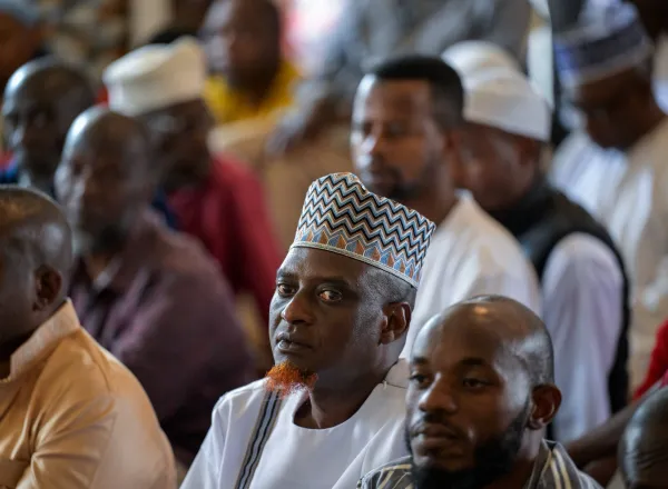 معالي الأمين العام، رئيس هيئة علماء المسلمين، فضيلة الشيخ د.⁧‫محمد العيسى‬⁩ ‬⁩، يخطُب في المصلين ويؤمّهم في العاصمة الرواندية "كيغالي"، متناولًا عددًا من الموضوعات الإسلامية المُعاصرة، ومهنِّئًا بحلول شهر رمضان المبارك