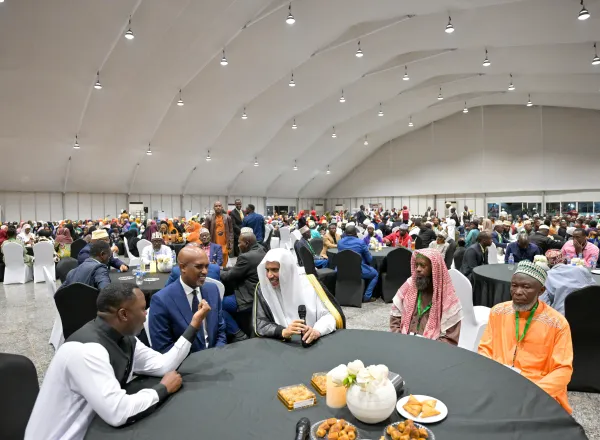 Cheikh Alissa participe au repas d’iftar du Ramadan avec la communauté musulmane au Rwanda.