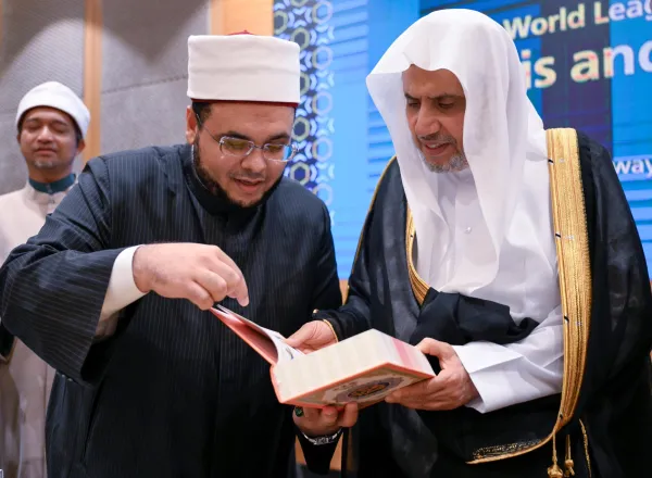 Le Secrétaire général de la Ligue islamique mondiale, Président de l’Organisation des savants musulmans, cheikh Mohammed ben Abdelkarim Alissa, réunit les grands oulémas de Malaisie issus de l’ensemble des États.