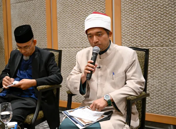Le  Secrétaire général, cheikh Mohammed Al-Issa a tenu, dans la capitale malaisienne Kuala Lumpur, une réunion avec d’éminents oulémas de Malaisie issus de l’ensemble des États, en présence du Grand imam, Mufti général de Malaisie, cheikh Ahmad Fauwaz