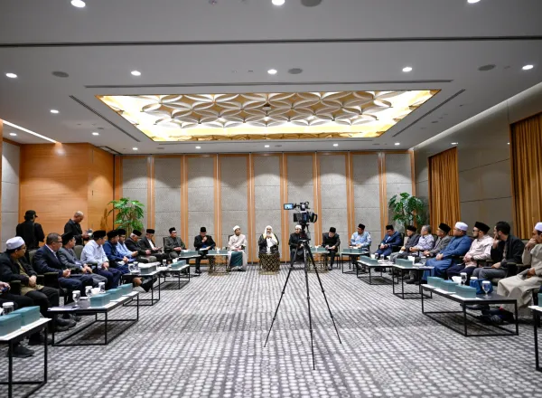 Le  Secrétaire général, cheikh Mohammed Al-Issa a tenu, dans la capitale malaisienne Kuala Lumpur, une réunion avec d’éminents oulémas de Malaisie issus de l’ensemble des États, en présence du Grand imam, Mufti général de Malaisie, cheikh Ahmad Fauwaz