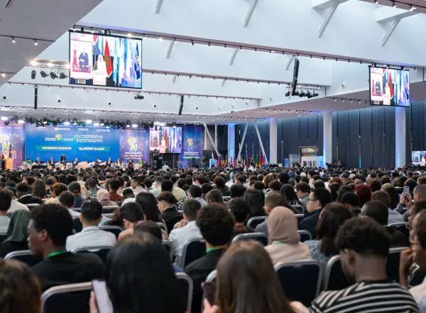 À l’invitation de l’Université Euro-méditerranéenne de Fès, avec la participation de personnalités internationales, du Haut-Représentant des Nations Unies pour l’Alliance des Civilisations, ainsi que de plusieurs universitaires et penseurs issus de 75 pays