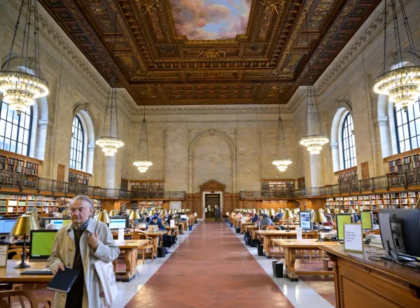 Dans la troisième plus grande bibliothèque au monde: La Bibliothèque publique de New York a accueilli le Secrétaire général, cheikh Mohammed Al-Issa . Il a été reçu par le président de la bibliothèque, accompagné de plusieurs responsables de l’institution