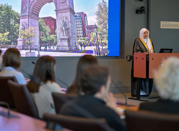 Concernant l’intelligence artificielle et le discours de haine sur les plateformes de réseaux sociaux :  L’Université de New York organise une conférence et une table ronde avec le Secrétaire général de la Ligue islamique mondiale