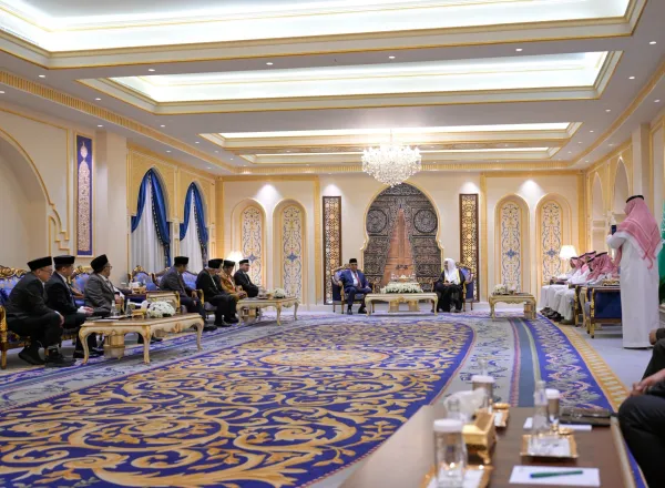 His Excellency Sheikh Dr. Mohammed Al-Issa , Secretary-General of the MWL and Chairman of the OMS, received His Excellency Mr. Ahmad Muzani, the Speaker of Indonesia’s People’s Consultative Assembly